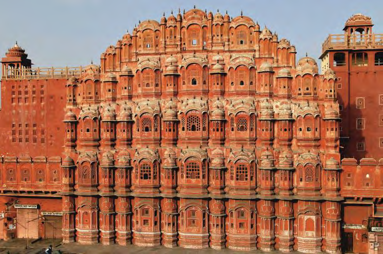 und später mit einem farbigen Anstrich versehen. Daher wird Jaipur auch die Rosafarbene Stadt genannt.