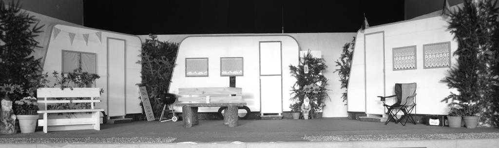 1.Akt Bühnenbild: 3 weiße Wohnwagen (die Wohnwagen können auf die hintere Bühnenwand aufgemalt, oder wie hier auf dem Bild, aus Sperrholz erstellt werden.