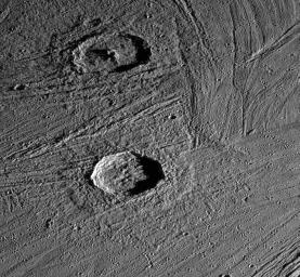 Auf Ganymed werden längst nicht solche Höhen wie auf dem Erdmond erreicht. Die meisten der Krater erscheinen recht flach und befinden sich in unterschiedlichen Erosionsstadien.