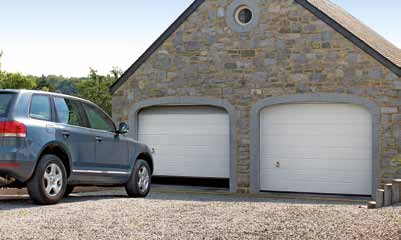 Lăţime mai mare de trecere La uşile basculante mai vechi, intrarea şi ieşirea din garaj sunt adesea chestiuni de milimetri.