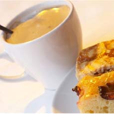 Warme Getränke Warme Getränke Kaffee, in der Kanne serviert Tasse 1,30 Dallmayr Piazza Tee Tee, in der Kanne serviert Tasse 1,30