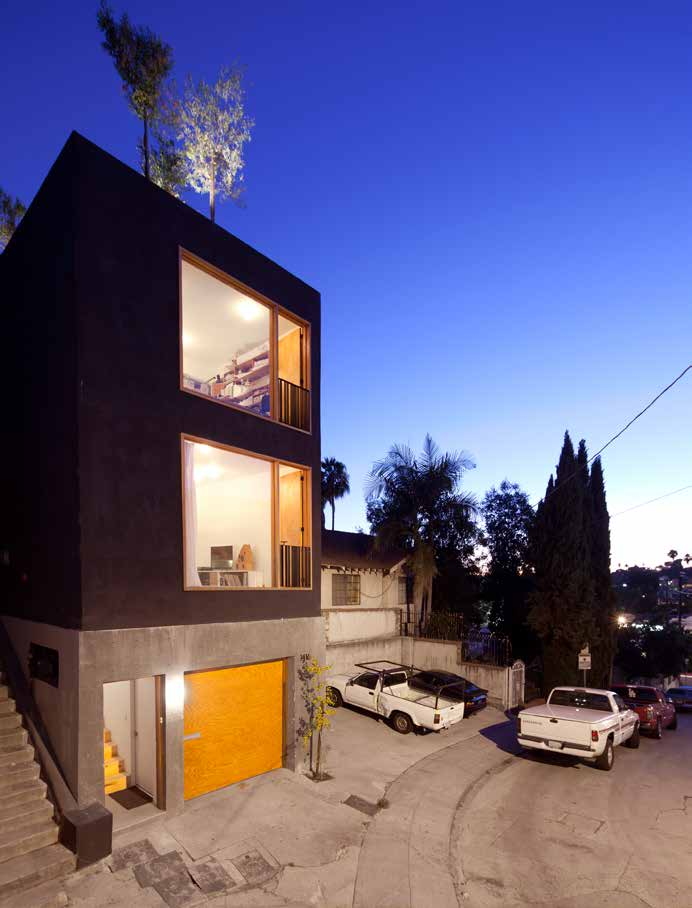 EINS DRAUF GESETZT Aufstockung auf Minigrundstück Anonymous Architects/Simon Storey, Los Angeles Simon Storey von Anonymous Architects war auf der Suche nach einem Grundstück für sein eigenes Heim,