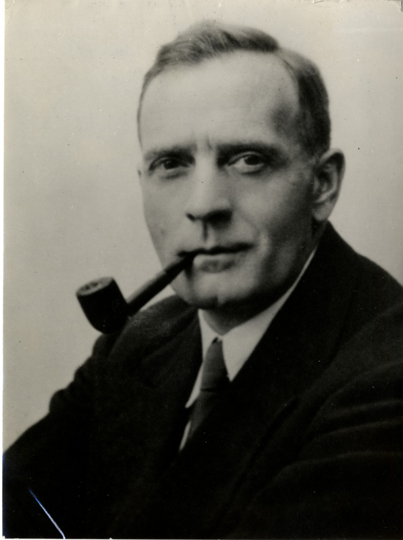 Rotverschiebung 1929 entdeckte Ewdin Hubble die Rotverschiebung von Galaxien, welche er auf die Expansion des Universums zurückführt.