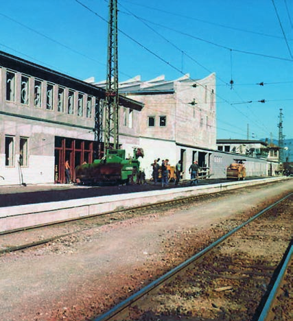 Der Bahnhof Dornbirn wurde erstmals 1955 renoviert, bevor er 1979 in die heutige Form mit Mittelbahnsteigen und Unterführungen umgebaut wurde.