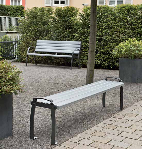 Körpergerechte Park- und Stadtmöblierung: Der Sitz komfort einer Acryl-Oberfläche ist mit Holz vergleichbar.