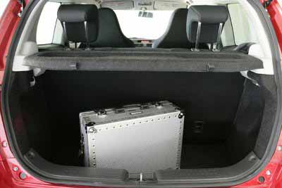 Kofferraum-Volumen* Note: 3,5 Das Kofferraumvolumen unter der Hutablage fasst nur 215 Liter. Mit dem Vorklappen der Rücksitze vergrößert es sich auf 490 Liter (gemessen bis zur Fensterunterkante).