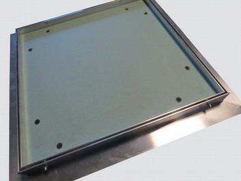 Variante 2: Le profilé de la trappe est au même niveau que la plaque de plâtre. Le carrelage est posé sur les profilés.