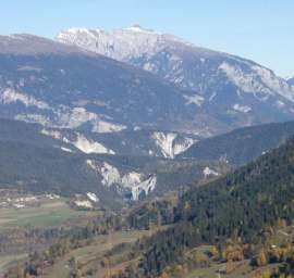 ehemaligen Wohnort des Kunstmalers Alois Carigiet durchwandern wir eine geologisch interessante Zone im Zusammenhang mit der Entstehung der Alpen.
