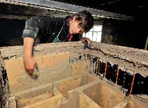 6 Die Ofenöffnung befindet sich im angrenzenden Zimmer. Im unfertigen Zustand erkennt man gut den Aufbau des gemauerten Feuerraums.