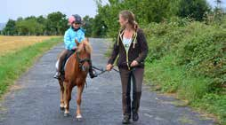 Wir bieten die Möglichkeit, erste Kontakte zu Pferden zu knüpfen, mit dem Pferd die Natur auf neue Weise zu erleben oder auch Therapieeinheiten auf unserem Therapieplatz wahrzunehmen.