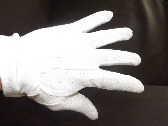 Handschuhe - Weiße Stoffhandschuhe - Bei Bühnenauftritten und Umzügen anzuziehen - Ansonsten getragen unter der linken Schulterklappe mit den Fingern nach hinten Kommandant und