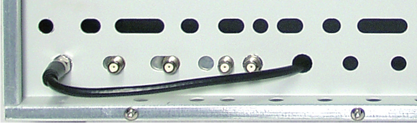 A Encoder-Modul in die Führungsnuten B eines freien Steckplatzes (mit Kontaktleiste auf der Platine an der Rückwand) einsetzen und mit leichtem Druck