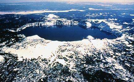 Crater Lake in Oregon (USA) - 1 Die tiefblaue Farbe des Crater Lakes entsteht durch die grosse Tiefe, die Klarheit und die Reinheit des Wassers, sowie durch die selektive Absorption des