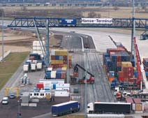 Der Überseehafen Bremerhaven setzt sich zusammen aus: Im Süden der Seestadt liegt der Fischereihafen, in dem unter anderem Fisch angelandet und verarbeitet wird.