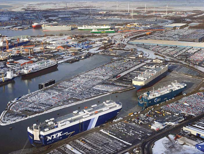 Siegeszug der deutschen Fabrikate verbunden und 2 15 Schiffsliegeplätze für Auto-Carrier mit den Erfolgen, die Kfz-Hersteller aus Japan und Korea auf dem Autoumschlag 2012: Osthafen Weltmarkt