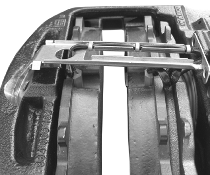 Erneuern der Bremsbeläge MAXX TM 17 41 Schieben Sie den Bremssattel (1) von Hand zur Felgenseite (Pfeil) und entnehmen Sie den Bremsbelag (35) an der Felgenseite.