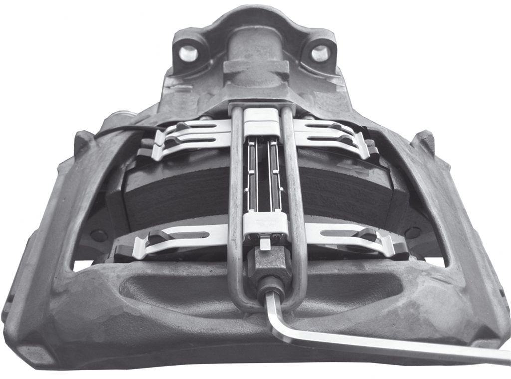 MAXX TM 22T Erneuern der Bremsbeläge Befestigen Sie eine neue Sechskantschraube (39) mit vorgeschriebenem Anziehdrehmoment am Bremssattel.