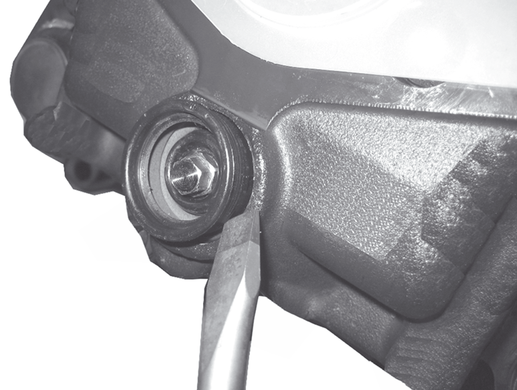 Erneuern der Dichtungen MAXX TM 22T 10.3 Erneuern der Schutzkappe des Sechskant des Nachstellers 10.3.1 Ausbauen der Schutzkappe Wird die Schutzkappe einzeln ausgebaut, ist ein Abbau des Bremssattels und des Bremszylinders nicht erforderlich.
