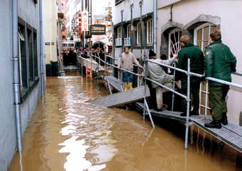 Das Thema Hochwasser sollte einer breiten Öffentlichkeit mittels verschiedener Medien und Aktionen mit jeweils unterschiedlichen Schwerpunkten und Zielgruppen permanent bewusst gemacht werden.