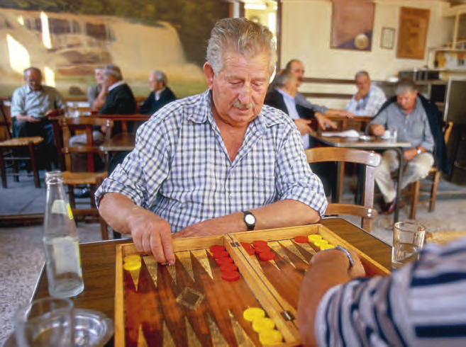 Willkommen 5 É Eine der Lieblingsbeschäftigungen kretischer Männer: im»kafenío«sitzen und dem Backgammonspiel frönen. Das ist mein Kreta.