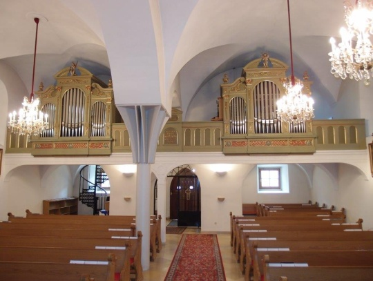 Jahrhundert wurde das etwas schmälere und kürzere Südschiff (Marienaltar) angebaut und der Glockenturm im Westen vorgebaut dieser hatte aber noch nicht die heutige Form mit der zwiebelförmigen