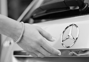 Finanzdienstleistungen und Versicherungen. Mercedes-Benz Bank Mobilität aus einer Hand.