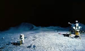 Mila, Tonio, Lisa und Tim gehen auf den Mond. Sie sind mit der Rakete auf dem Mond gelandet. Mila hat sich versteckt. Die Astronauten fahren mit dem Mondauto weg. Mila klettert aus der Rakete.
