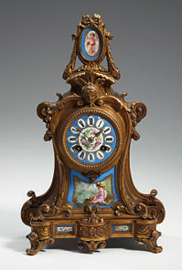Pendule mit Sockel, La Chaux-de-Fonds, um 1790. Emailzifferblatt mit römischen und arabischen Ziffern. Viertel- und Stundenschlag auf zwei Glocken und Repetition auf zwei Glocken.
