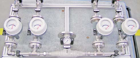Wedge-Durchflussmesser im Einsatz an einem Erdgas-Bohrloch Schwebekörper-Durchflussmesser FAM541 in einer Gas-Misch-Armatur