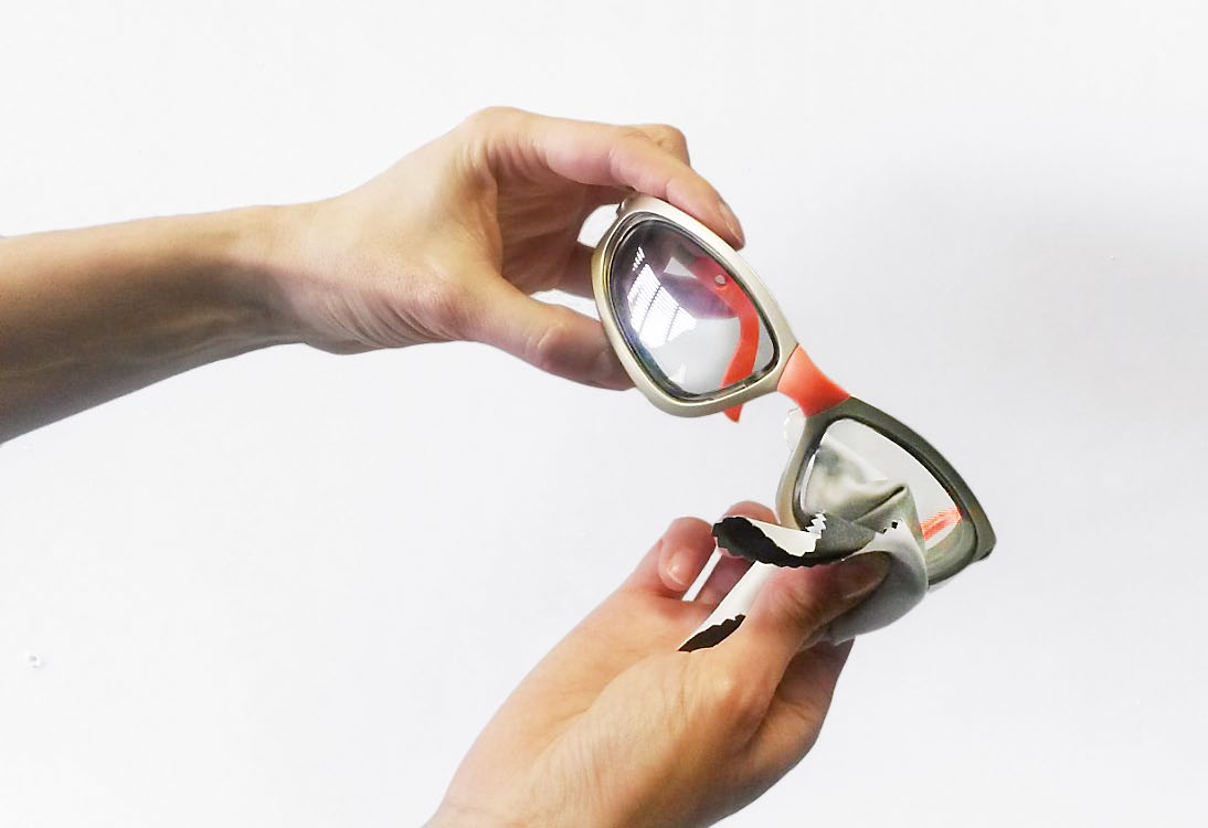 Anpass- und Pflegehinweise Generelle Hinweise Pflege der Arbeitsschutzbrille Die Arbeitsschutzbrille immer im Etui lagern, geschützt vor direktem Sonnenlicht und aggressiven Chemikalien.