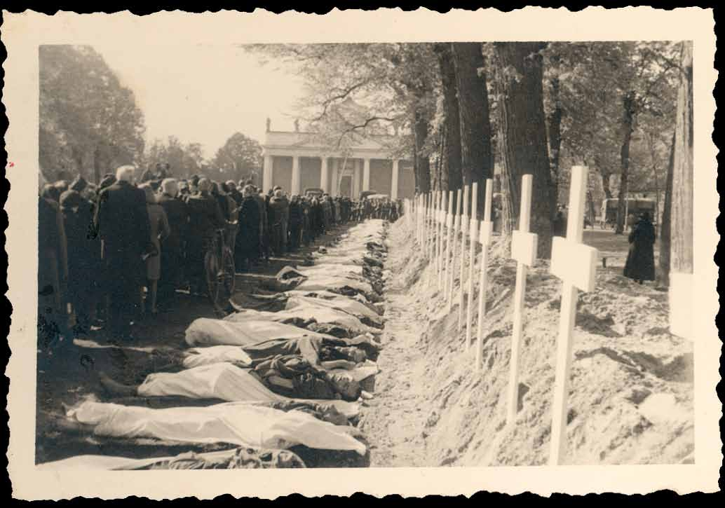 10 Wöbbelin Foto von der Beisetzung verstorbener Häftlinge im Schlosspark von Ludwigslust,