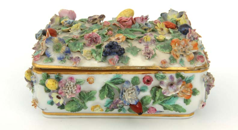 65 Teekanne mit Blütenbuketts, Meissen um 1760-1780 Kugeliger Korpus, mittig angesetzter schnabelförmiger Ausguss, J-Henkel mit muschelförmiger Daumenrast, goldene Konturierungen.