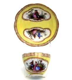 Wandung mit dem Porträt von Königin Luise und Friedrich Wilhelm III., in der Mitte Wappen. Unterglasurblaue Schwertermarke. H.