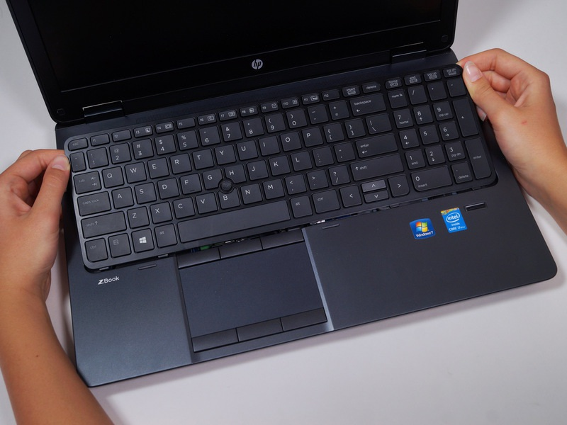 Klappen Sie den Laptop über, so dass die Tastatur sichtbar ist. Legen Sie die spudger unter der linken Seite der Tastatur.