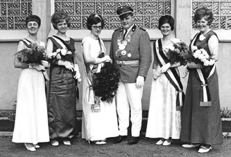 7 ÜWER KIMME UN KORN Jubel-Königspaare 25-jähriges Königspaar Am 14. Juli 1980 schoss Ludger Kaiser den Vogel ab. Er diente lange Jahre unserer Bruderschaft als Vorstandsmitglied.