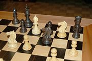 Schach MitspielerInnen: 2, Alter: ab 8 J.ist ein strategisches Brettspiel, bei dem zwei Spieler abwechselnd Spielfiguren auf einem Spielbrett bewegen.