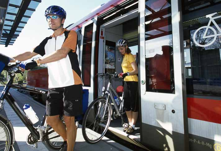 Bei vielen Wegen werden verschiedene Verkehrsmittel kombiniert. Gerade Fahrrad und öffentlicher Personennahverkehr ergänzen sich in idealer Weise.