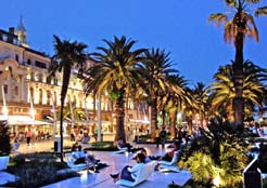 Split - Diokleciánovo mesto je ideálnym miestom na nakupovanie Čitatelia mienkotvorného britského denníka The Guardian zostavili zoznam najlepších miest na vianočné nákupy, ale aj relax a zábavu.