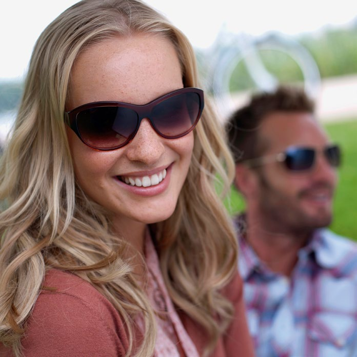 PRESSE INFOR MATION Pfiffige Helfer: Sonnenbrillen mit Korrektion Bei Brillenträgern stoßen Sonnenbrillen in der eigenen Sehstärke auf große Resonanz.
