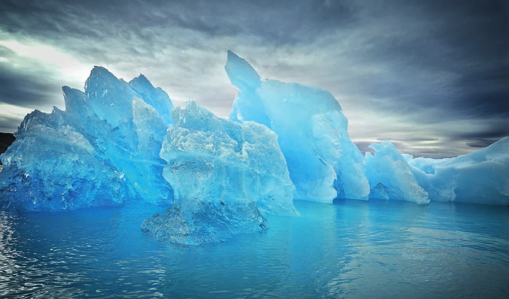LANDAUSFLÜGE GRÖNLAND Willkommen auf der größten Insel der Welt Blaues Eis in Südgrönland Ammasalik A 1 Boot-Ausflug nach Apusiaajik Ganz in der Nähe des kleinen Dorfs Kulusuk liegt der Gletscher