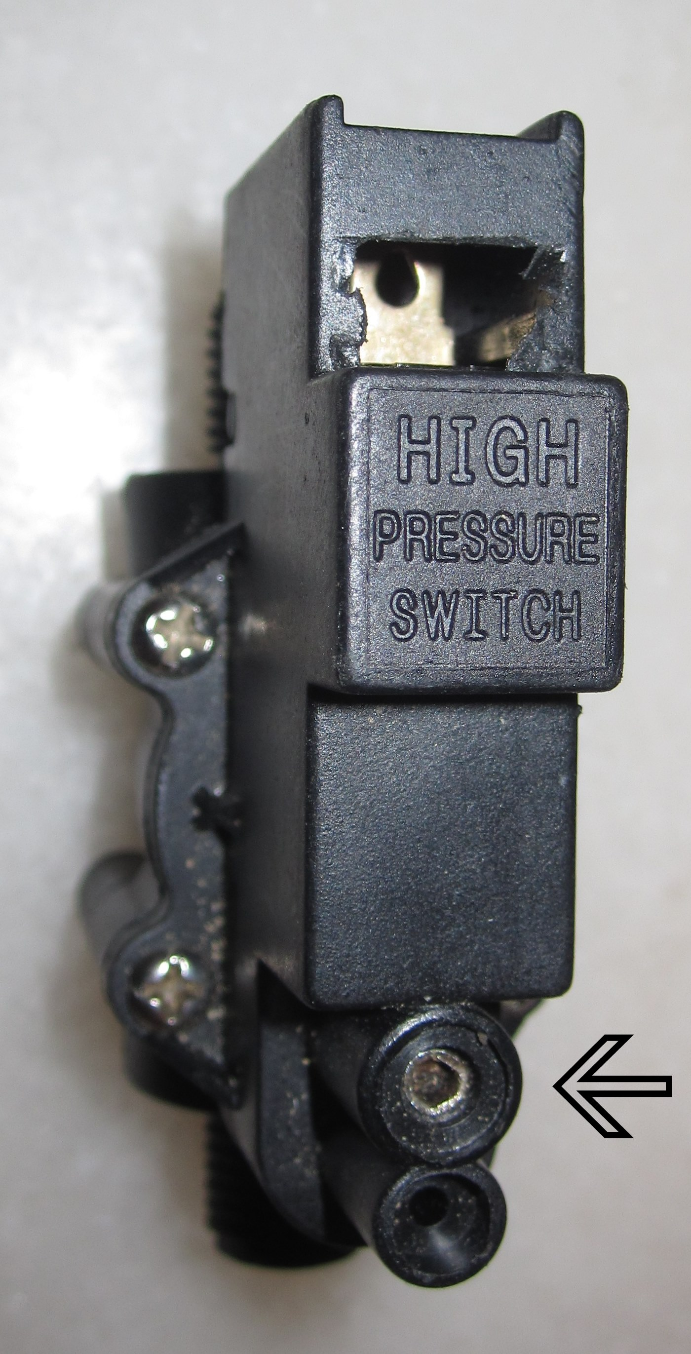 Einstellung des Hochdruckschalters (nur bei Anlagen mit Pumpe) Der Hochdruckschalter - high pressure switch reguliert den Pumpendruck und ist werksseitig auf einen Wasserdruck von 3-4 bar und