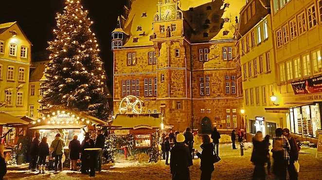 PINNWAND Schüler informieren sich Am Samstag in den Kaufmännischen Schulen Marburg Marburg erstrahlt im weihnachtlichen Lichterglanz.