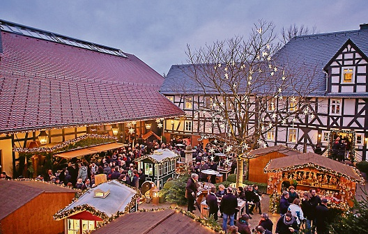 Der Markt Frauen läuten Advent ein Angelburg-Frechenhausen Zu einem vorweihnachtlichen Konzert lädt der Frauen- und Mädchenchor Frechenhausen für Samstag (26.