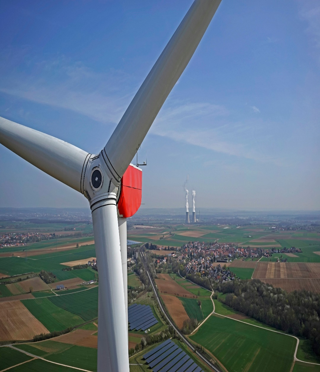 Erneuerbare Energie erobert Deutschland Im Hintergrund: Atomkraftwerk Grafenrheinfeld (geschlossen