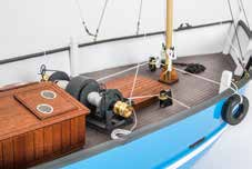 Alle Holzteile sind lasergeschnitten und werden in der gewohnten aero-naut Qualität passgenau hergestellt. Das Bootsdeck ist bereits mit Planken und Markierungen versehen, die lasergraviert sind.