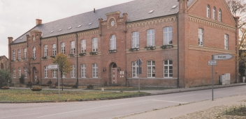 Soziale Einrichtungen Schulen Kinder- und Jugendunterkünfte Name Anschrift Telefon Seniorenheim und Altenhilfezentrum Dr.-Wilde-Haus Quetziner Straße 2 Tel.