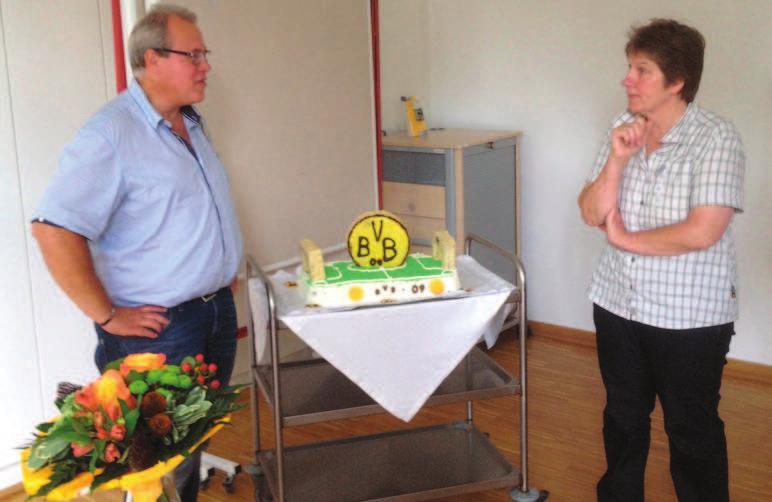 Verabschiedung von Martin Hohelüchter als Leiter der LVHS-Küche 99 Mit einer großen Fußball-Torte (in den BVB- Farben) verabschiedeten sich im Juni 2015 das Küchenteam und der Kollegenkreis der