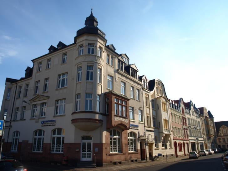 Bauherr der 1904 bereits fertiggestellten Nr. 2b war Gustav Freimark, der im Erdgeschoss zunächst seine Delikatessenhandlung betrieb, nach dem 1.
