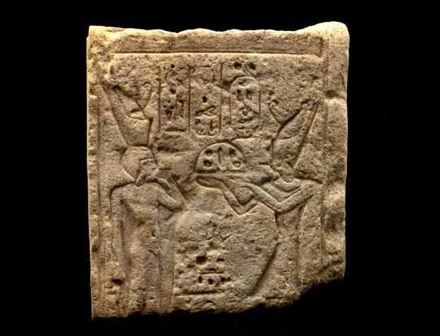 Shalchi Das Relief zeigt den römischen Kaiser Tiberius im Ornat eines ägyptischen Pharaos vor dem Kindgott Pa-neb-ta-uipa-chered der Herr Beider Länder, das Kind.