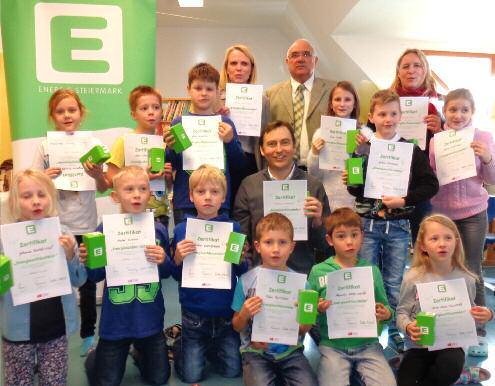 Am Schluss der spannenden Experimente und Übungen erhielten alle von Josef Schützenhofer (Energie Steiermark) das sogenannte Energie-Schlaumeier-Zertifikat überreicht.
